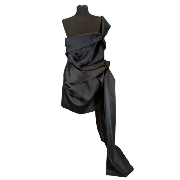 ASOS Design – Czarna Satynowa Sukienka Mini z Trenem – 46